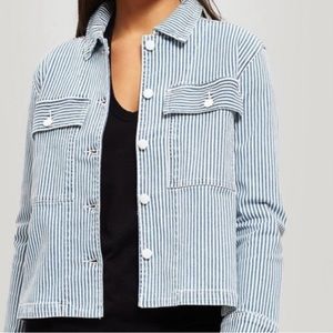 Frame denim light jacket in good condition minus the little stain on the pocket.